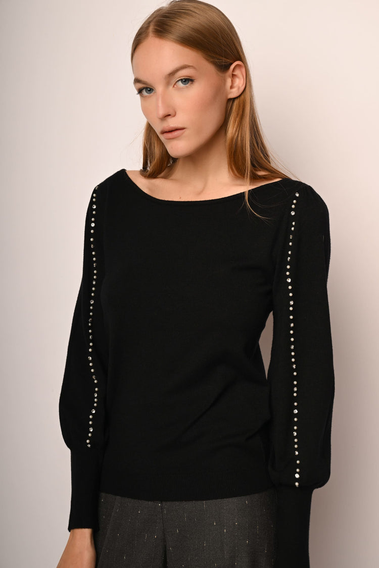 Pull con perline e strass sulle maniche