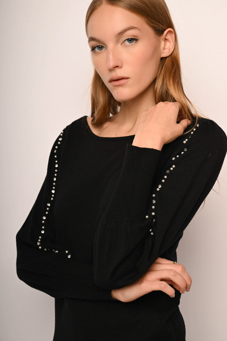 Pull con perline e strass sulle maniche