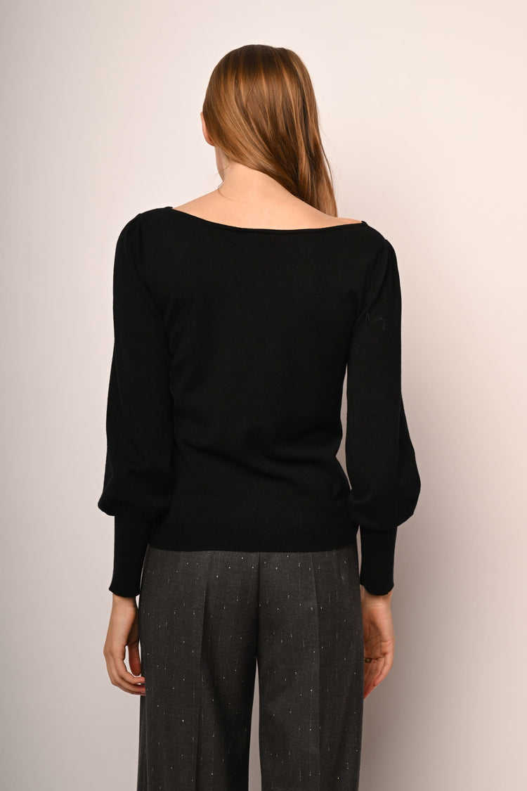 Pull con perline e strass sulle maniche