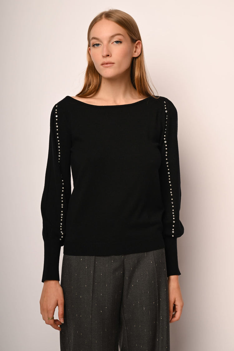 Pull con perline e strass sulle maniche
