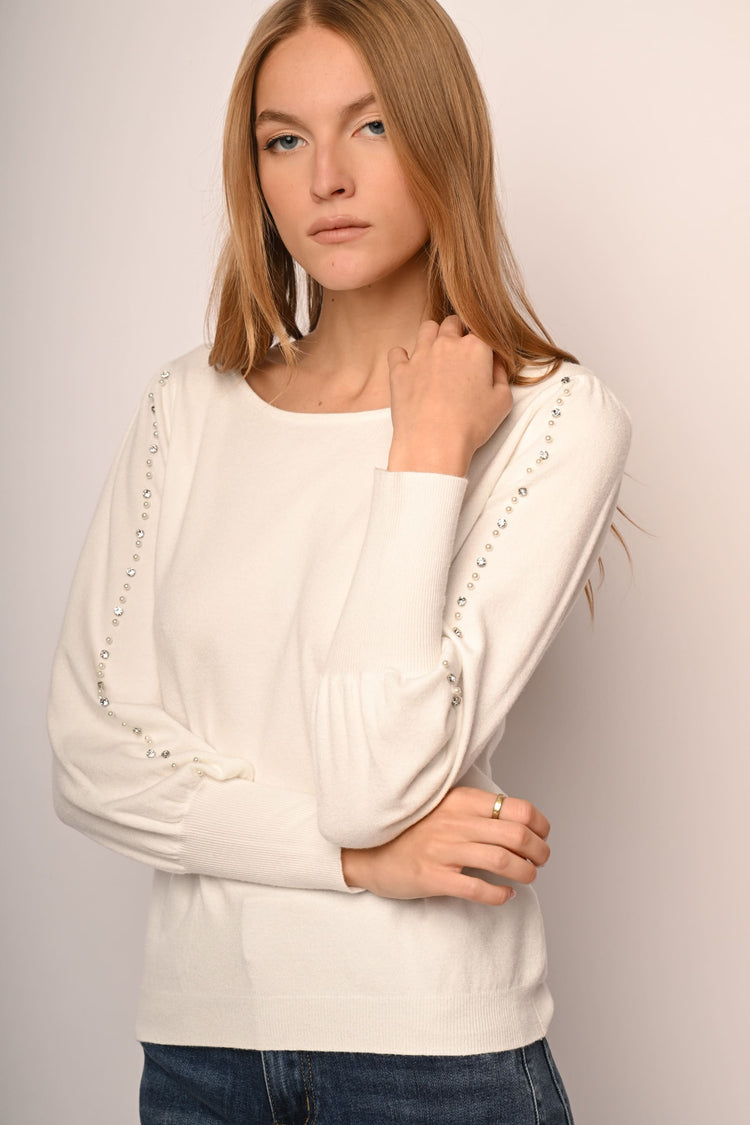 Pull con perline e strass sulle maniche