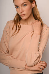 Pull con perline e strass sulle maniche