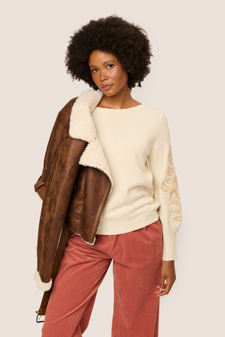 Pull con ricami sulle maniche