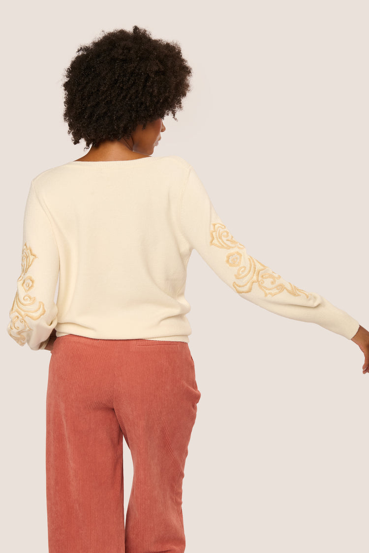 Pull con ricami sulle maniche