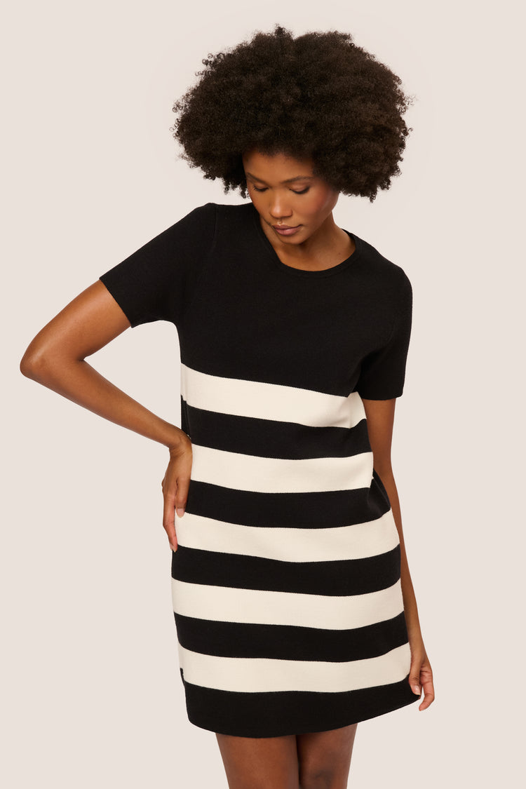 Abito corto in maglia a righe