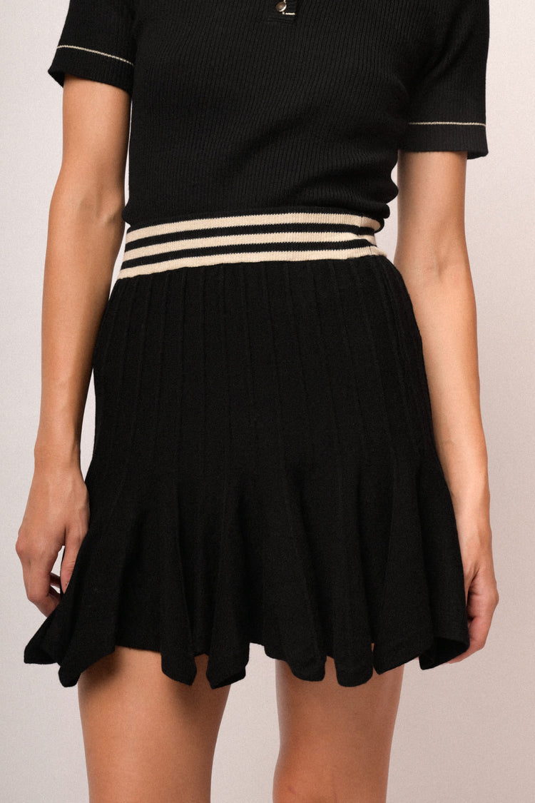 Minigonna in maglia nera a pieghe con righe alla vita