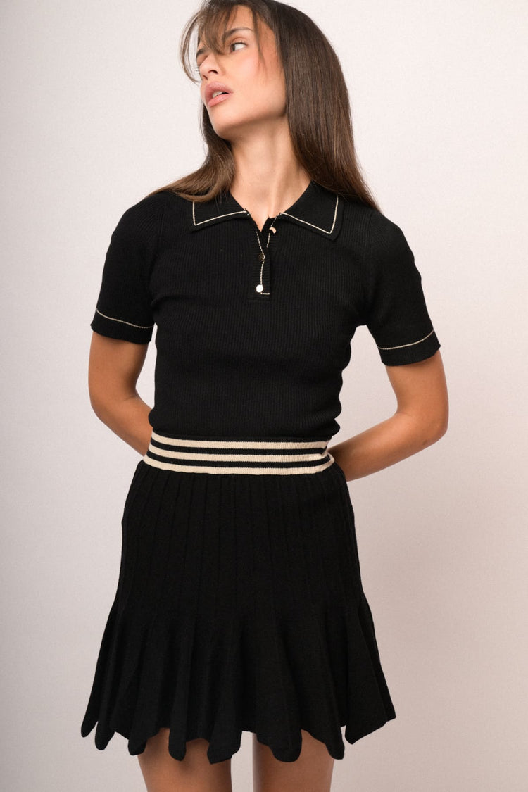 Minigonna in maglia nera a pieghe con righe alla vita