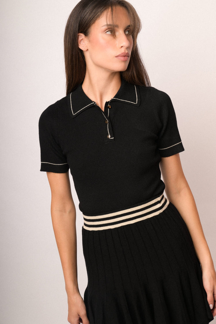 Minigonna in maglia nera a pieghe con righe alla vita