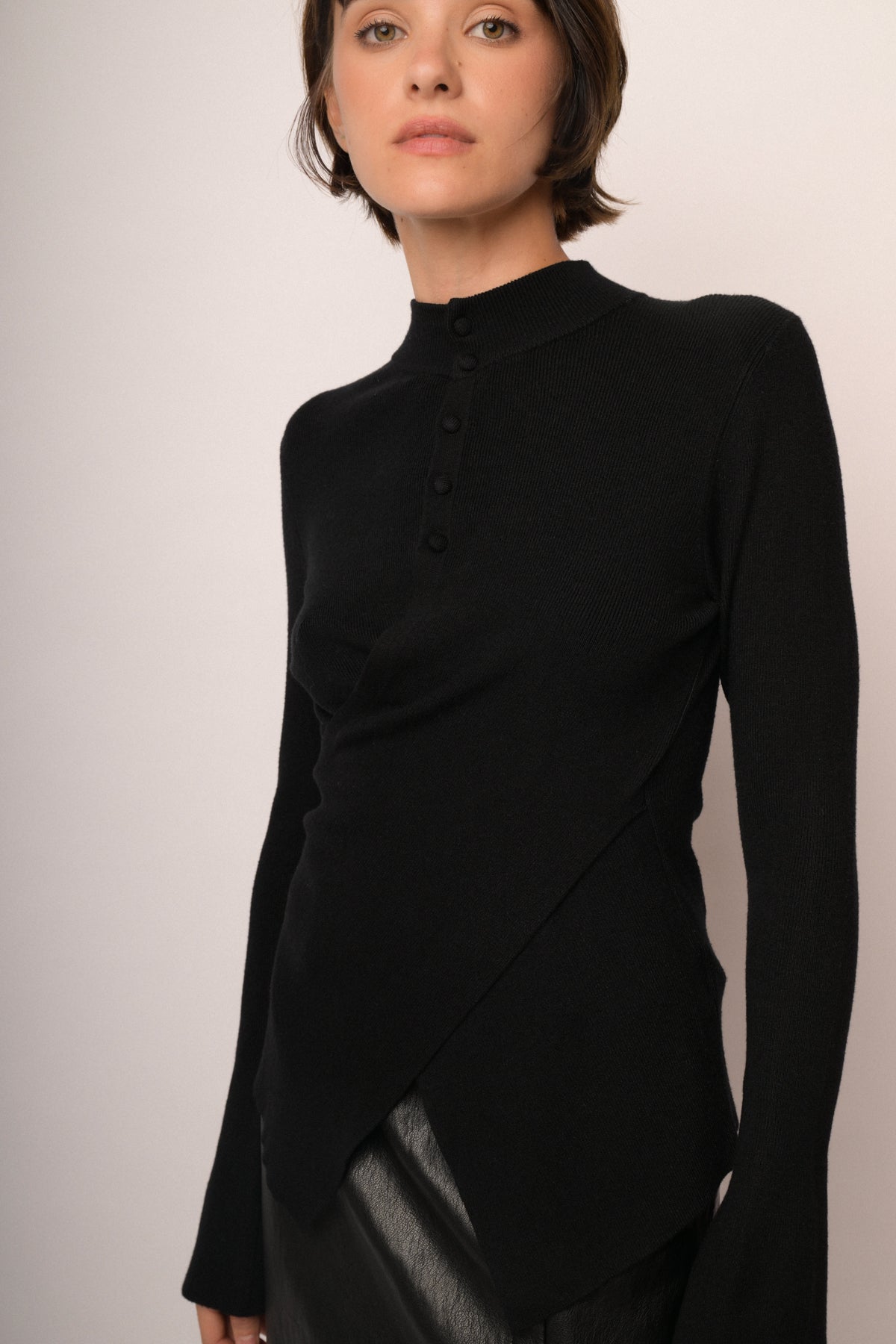 Maglia con incrocio e bottoni