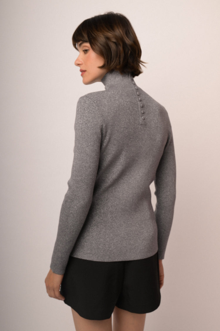 Lupetto in maglia lurex grigia con bottoni sul retro