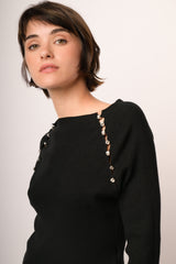 Pull nero con bottoni decorativi