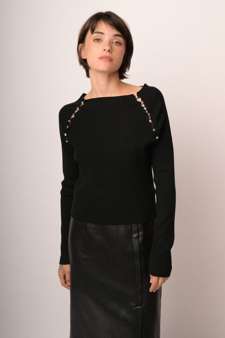 Pull nero con bottoni decorativi