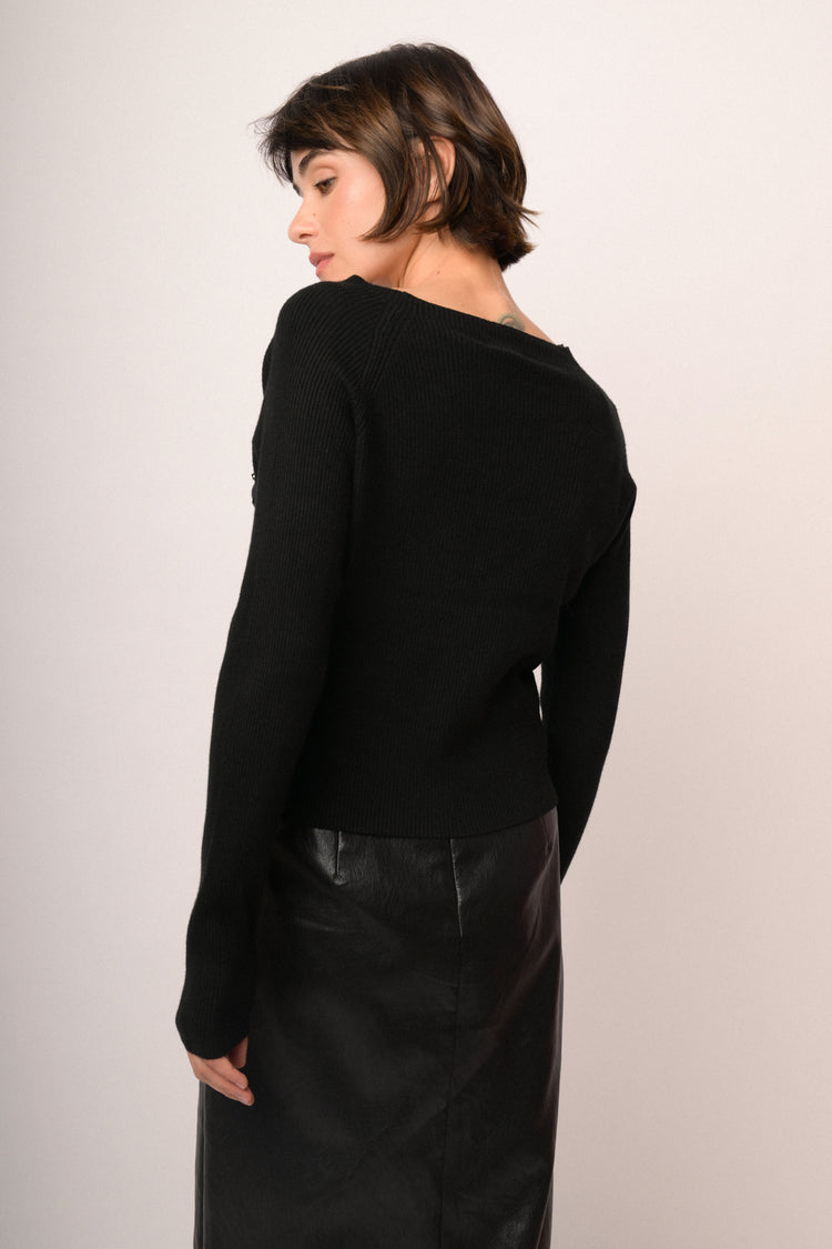 Pull nero con bottoni decorativi