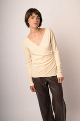 Pull incrociato avorio con fiocchetto in perline