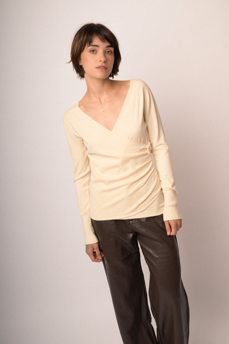 Pull incrociato avorio con fiocchetto in perline