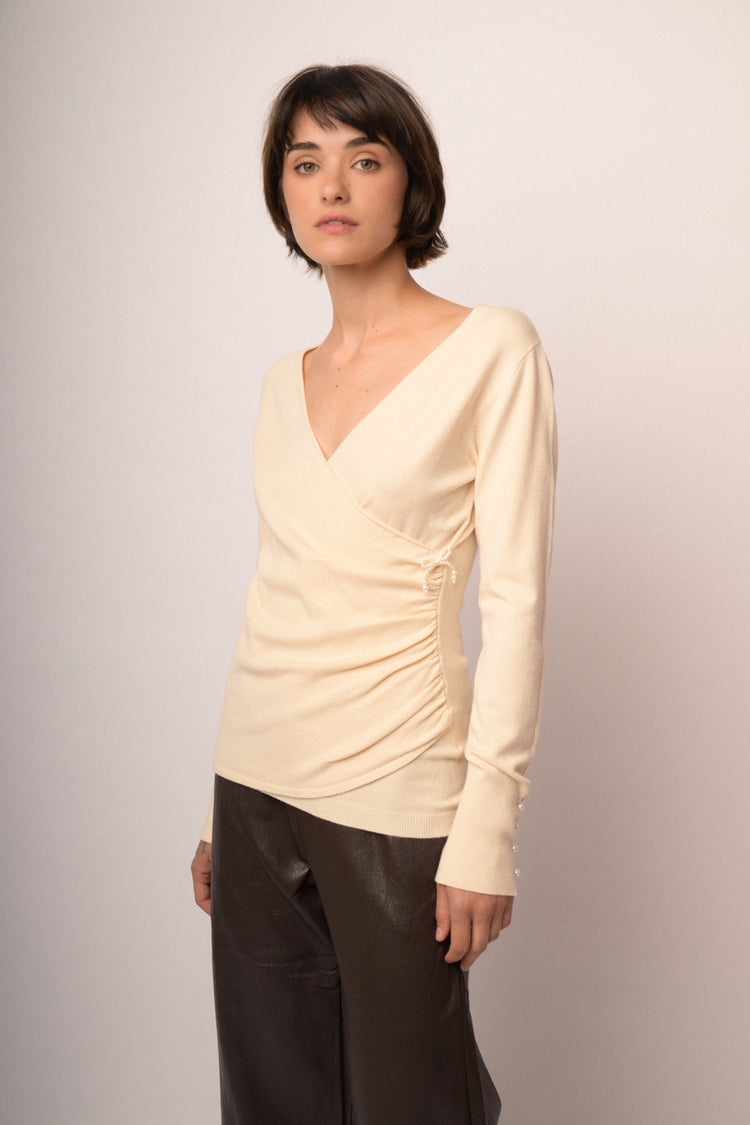 Pull incrociato avorio con fiocchetto in perline