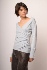 Pull incrociato celeste con fiocchetto in perline