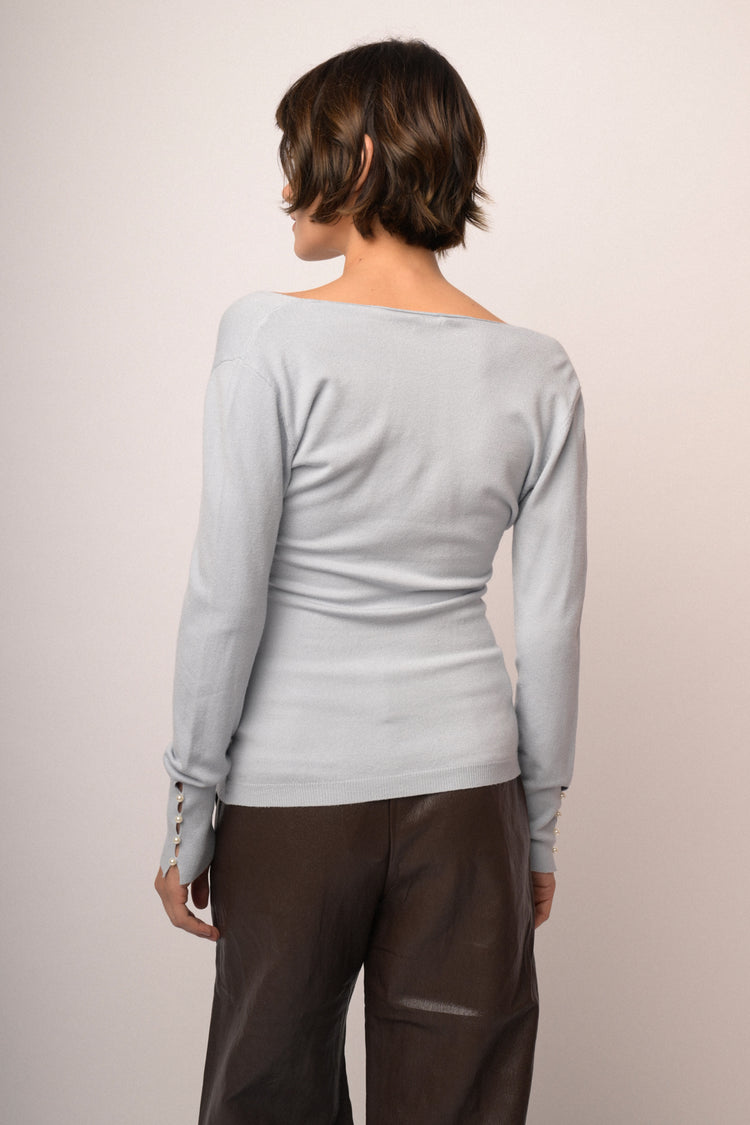 Pull incrociato celeste con fiocchetto in perline