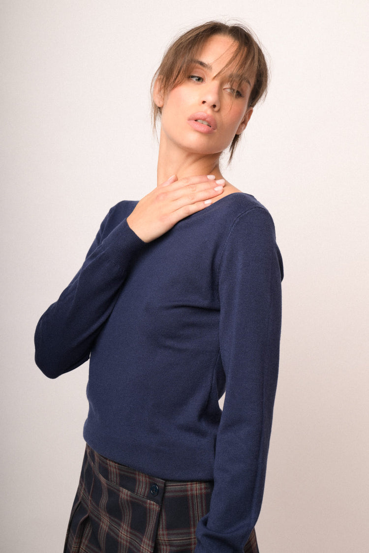 Pull in maglia blu con scollo a barchetta