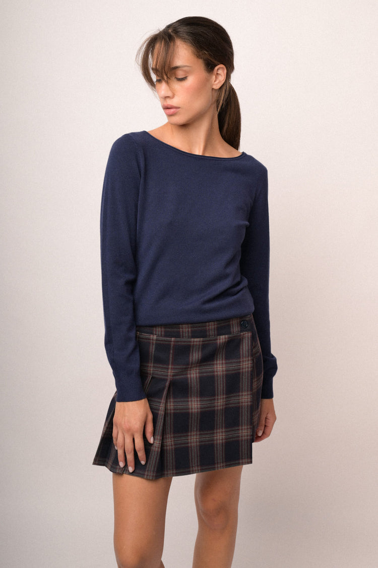 Pull in maglia blu con scollo a barchetta