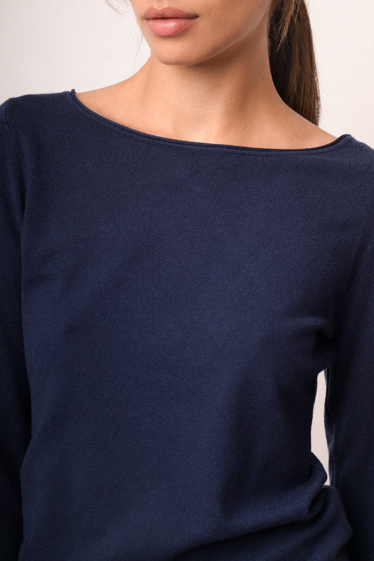 Pull in maglia blu con scollo a barchetta