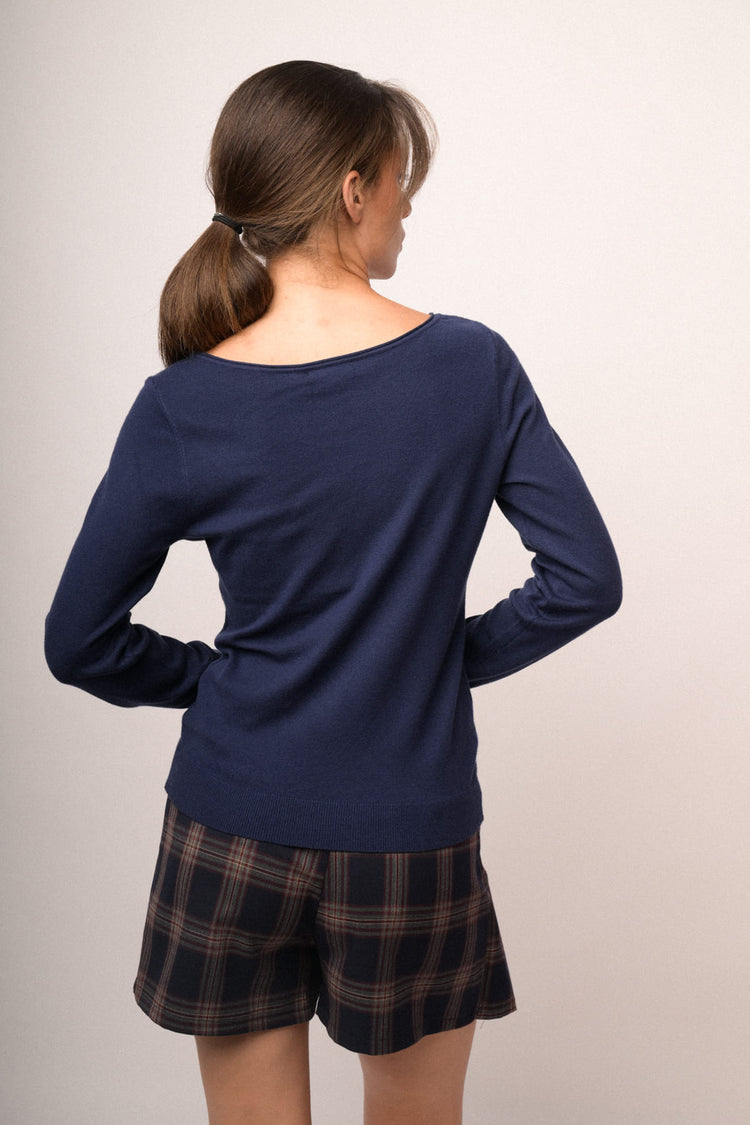 Pull in maglia blu con scollo a barchetta