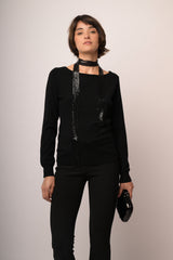 Pull in maglia nera con scollo a barchetta