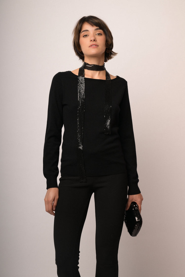 Pull in maglia nera con scollo a barchetta