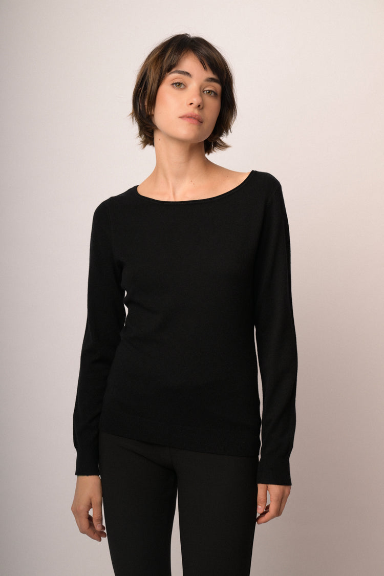 Pull in maglia nera con scollo a barchetta