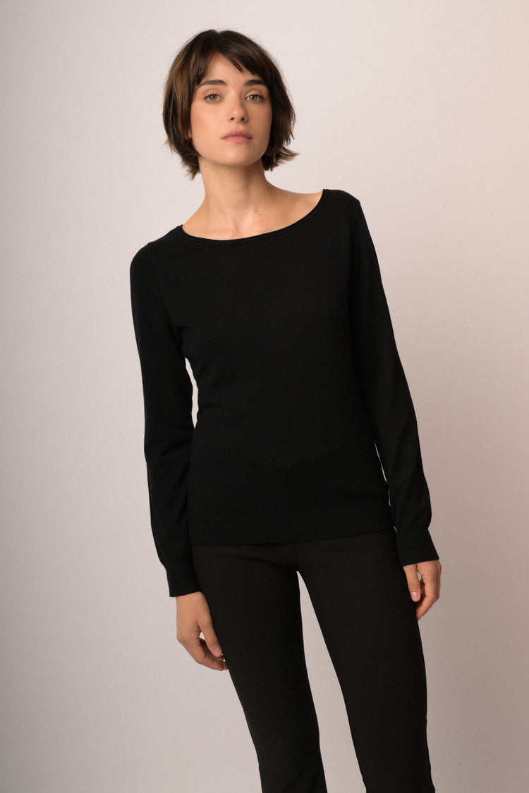 Pull in maglia nera con scollo a barchetta