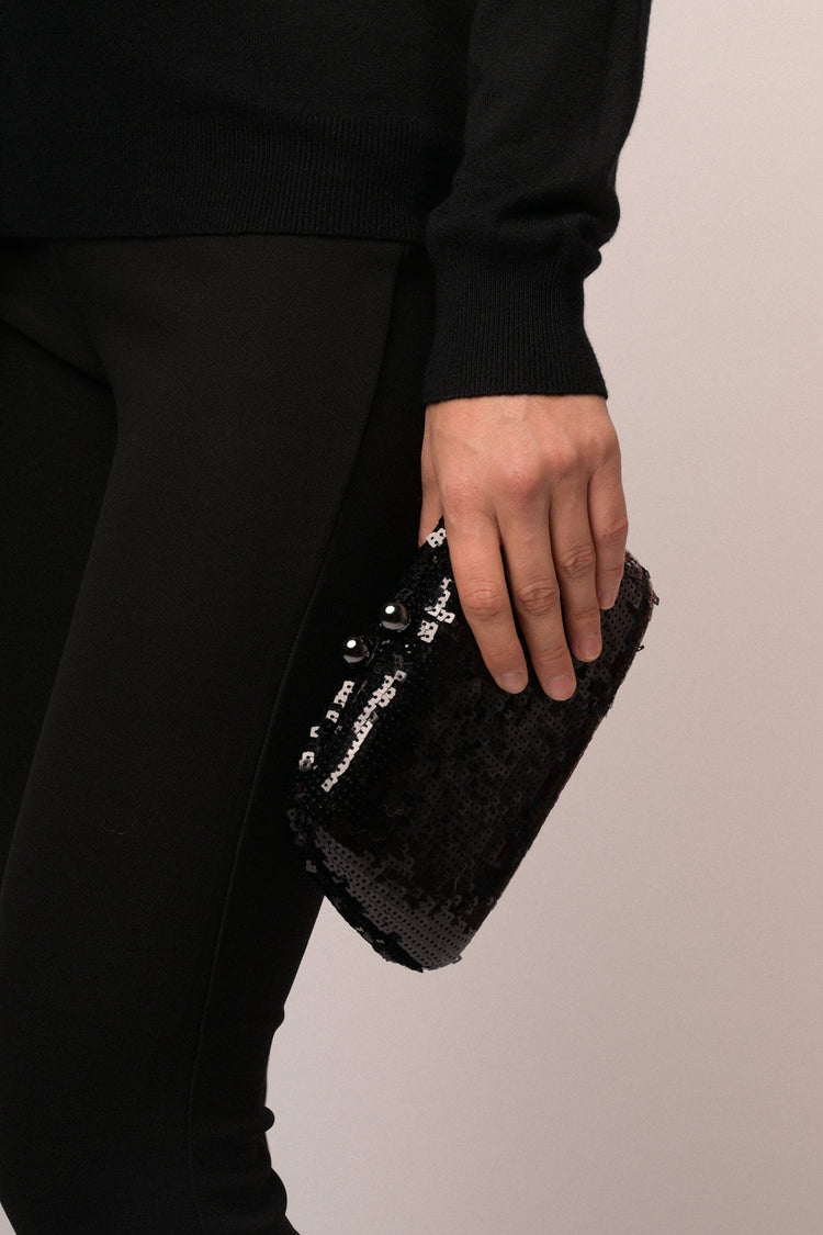 Pull in maglia nera con scollo a barchetta