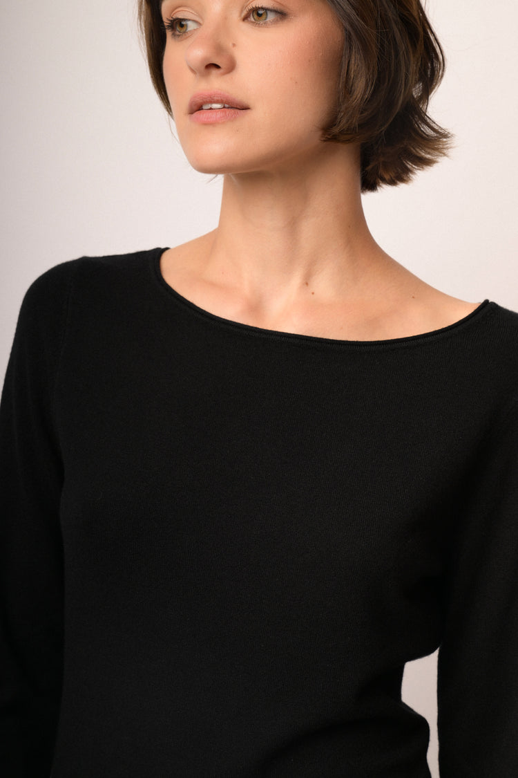 Pull in maglia nera con scollo a barchetta