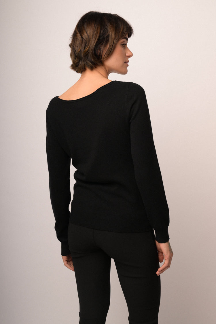 Pull in maglia nera con scollo a barchetta