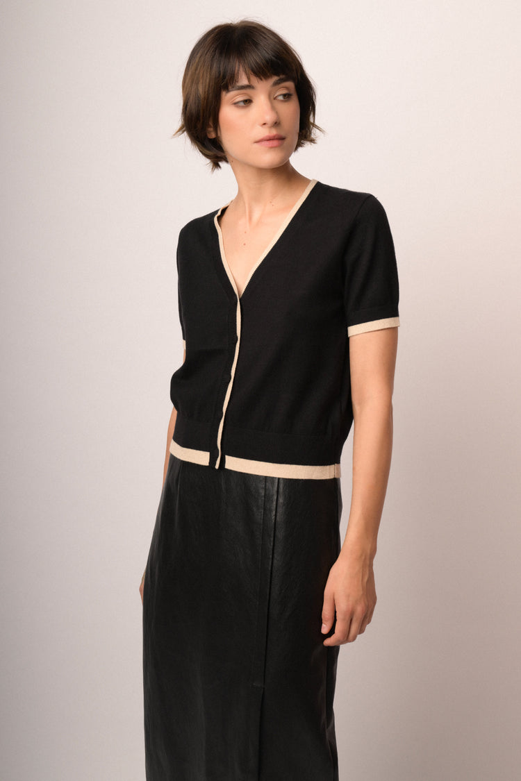 Cardigan in maglia nera con profili lurex