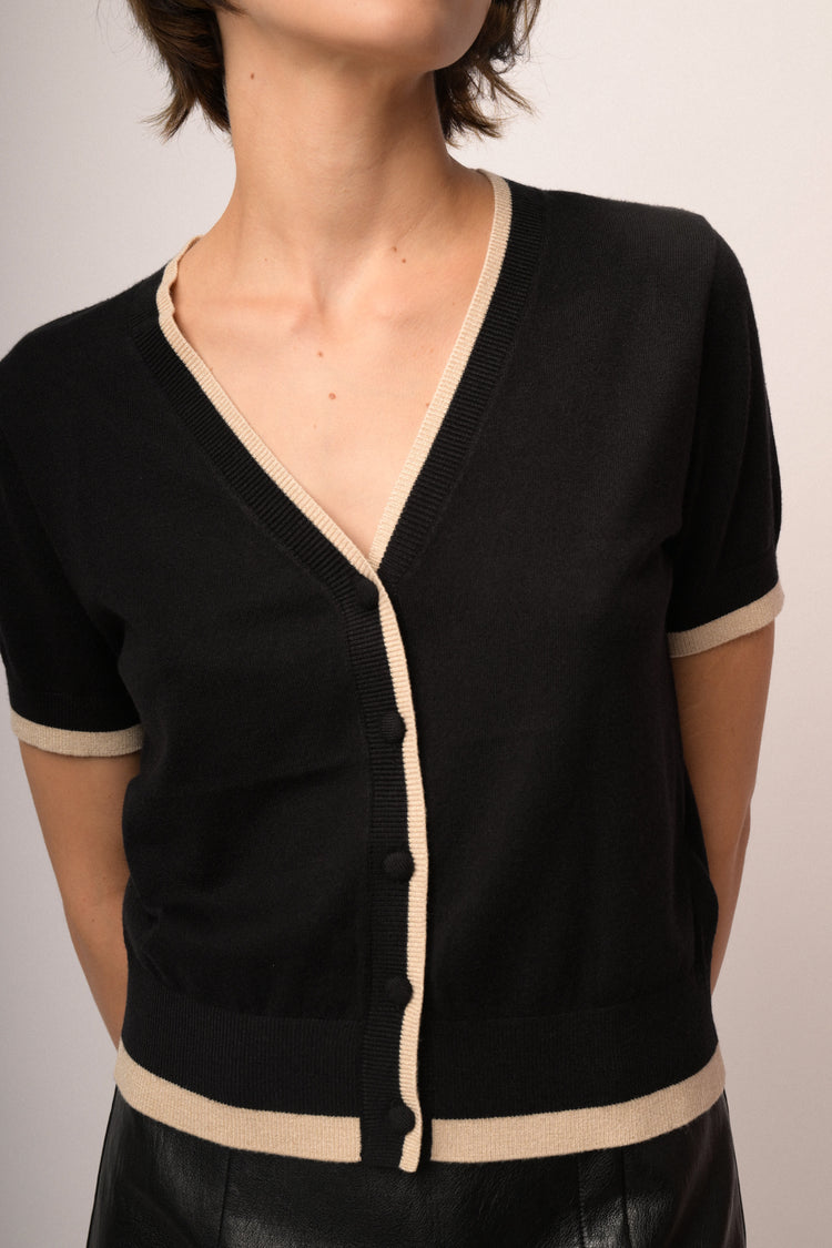 Cardigan in maglia nera con profili lurex