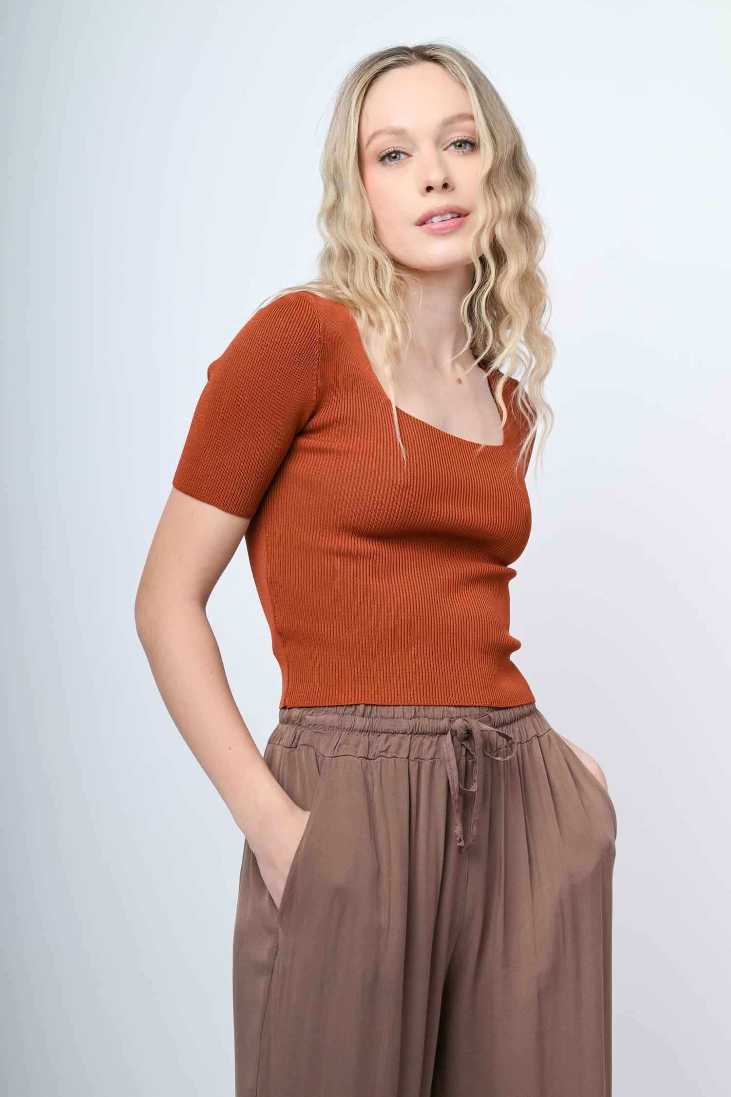 VV22220MO-23_2_2_53127726-f4db-4ce1-b585-16c4b84bb7aa