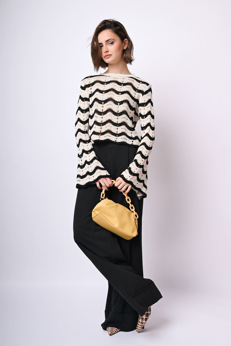 Pull crochet a righe con maniche svasate