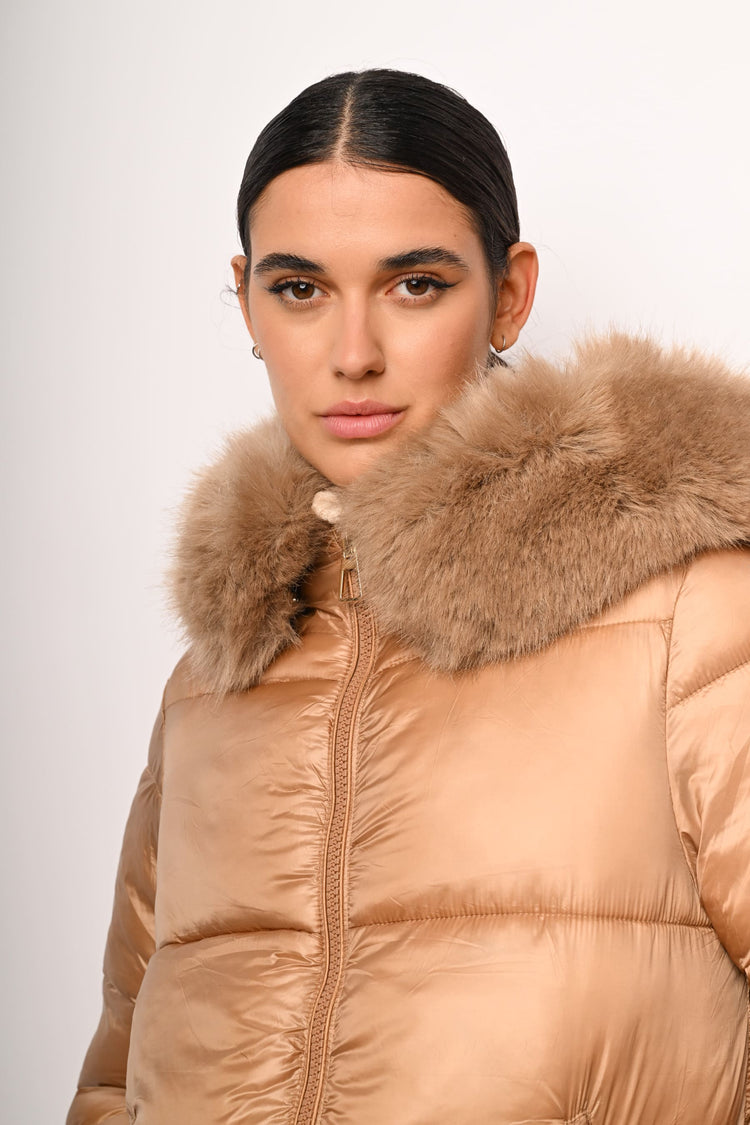 Piumino con cappuccio in faux fur