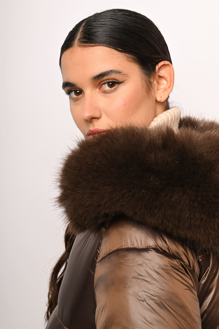 Piumino con cappuccio in faux fur