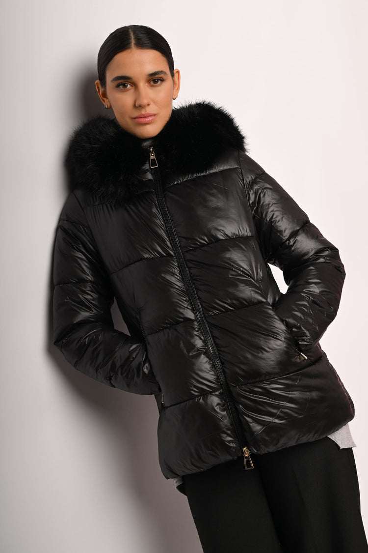 Piumino con cappuccio in faux fur