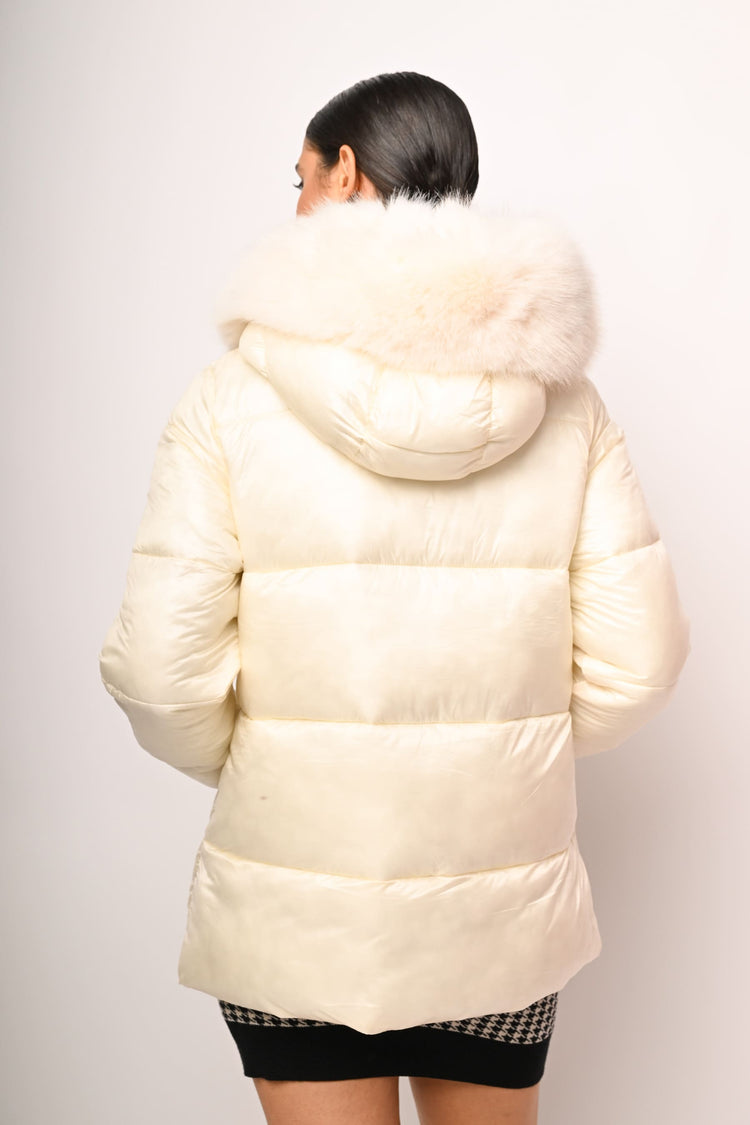 Piumino con cappuccio in faux fur