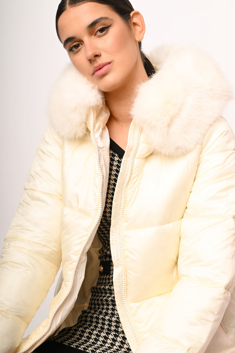 Piumino con cappuccio in faux fur