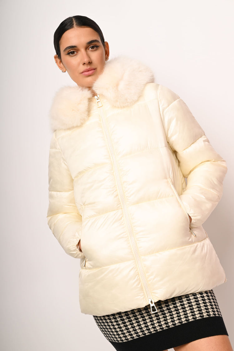 Piumino con cappuccio in faux fur