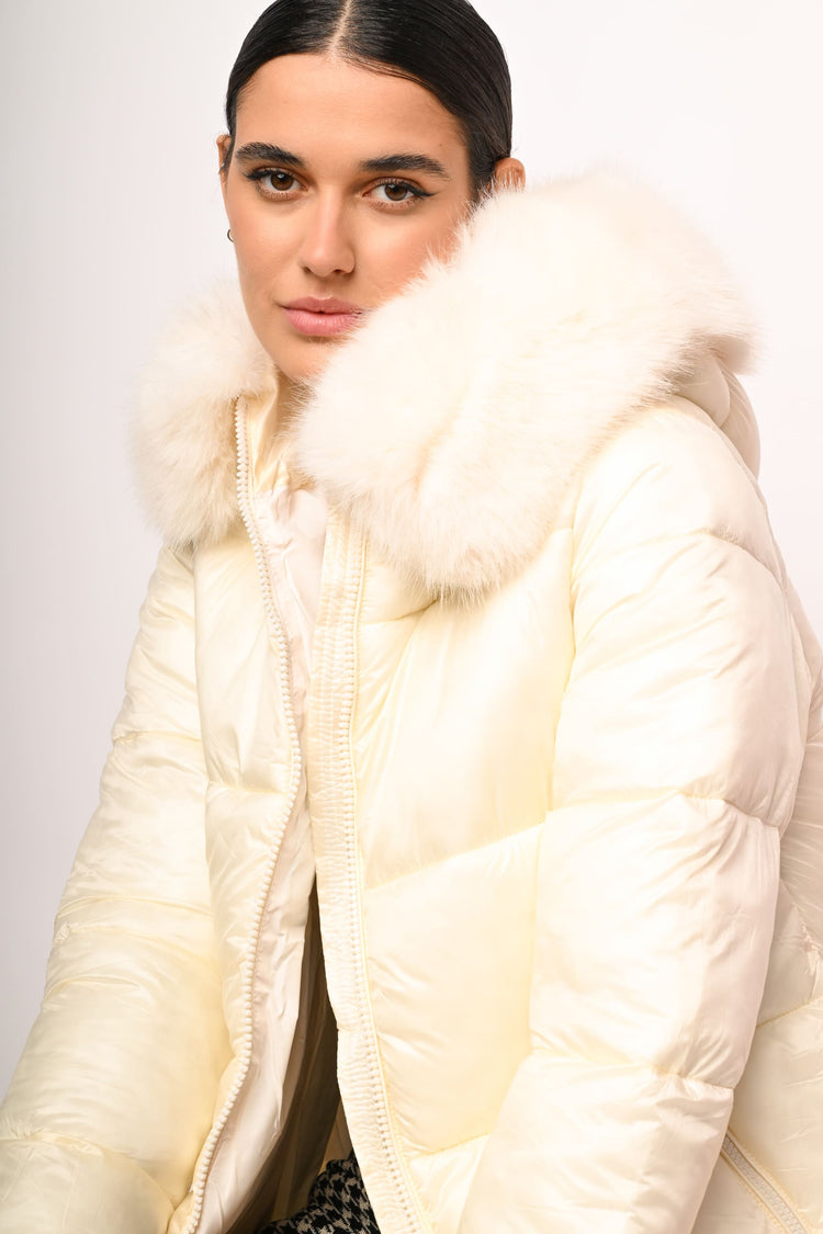 Piumino con cappuccio in faux fur