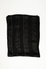 Stola in raso nero a righe con strass