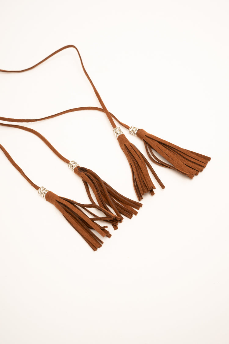 Cintura sottile in faux suede cuoio con motivo floreale e tasselli a frange