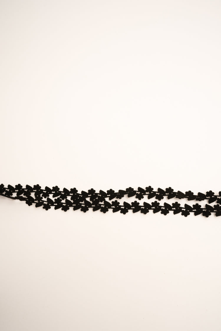 Cintura sottile in faux suede nera con motivo floreale e tasselli a frange