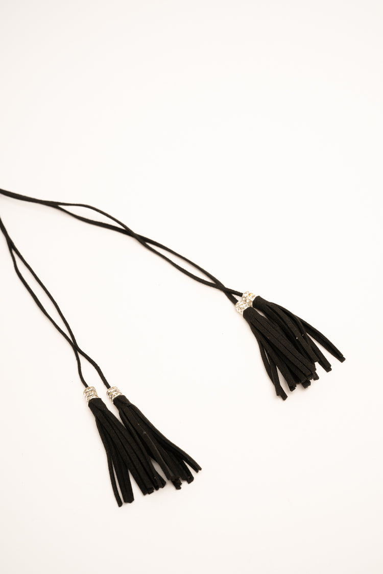 Cintura sottile in faux suede nera con motivo floreale e tasselli a frange