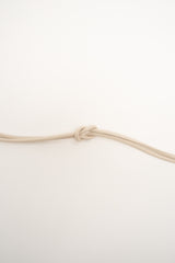 Cintura sottile in similpelle beige con nodo