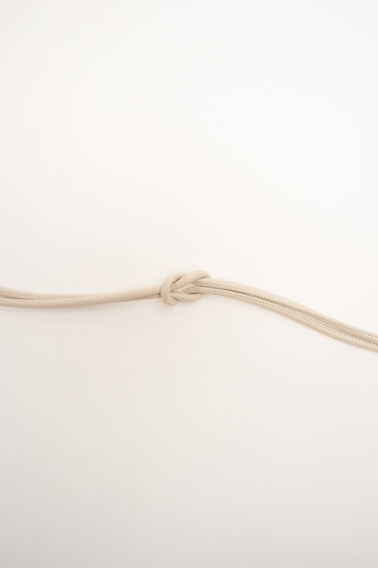 Cintura sottile in similpelle beige con nodo